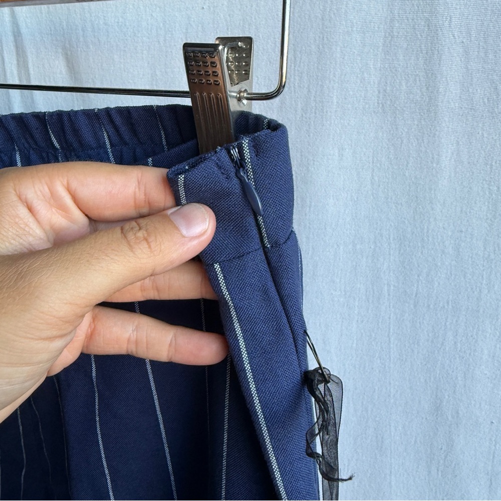 NWT Lulumari Navy Blue Pinstriped Straight/Wide Leg Trouser Style Pants / Size L - Picture 5 of 7